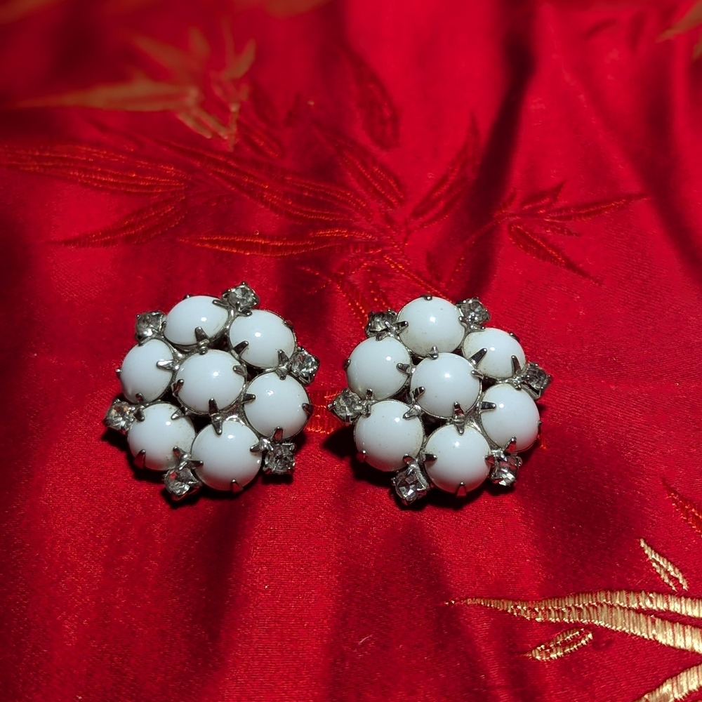 VTG Milk Glass And Rhinestone Clip on Earrings - Picture 6 of 7